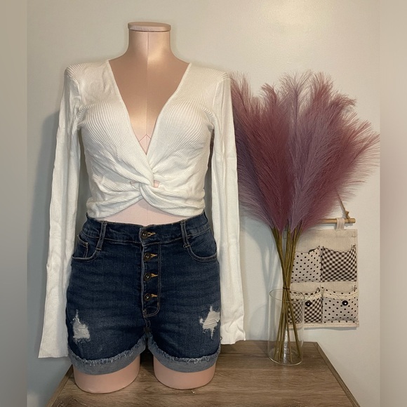 NWT Streetwear Society Women's Long Sleeve V-neck w/ Front Knott Crop Sweater - Picture 4 of 11